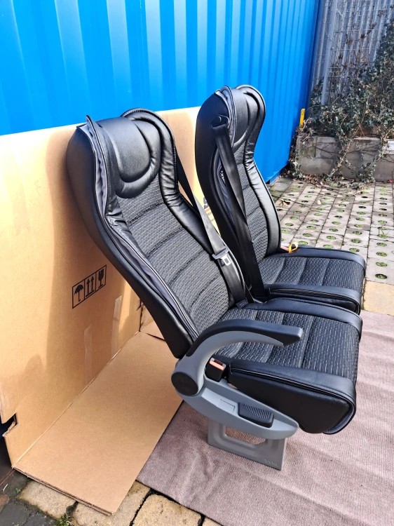Sedadla Comfort 4036 - černá lesklá koženka + elegantní potah
