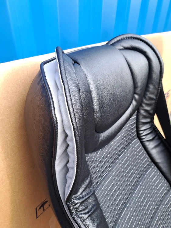 Sedadla Comfort 4036 - černá lesklá koženka + elegantní potah