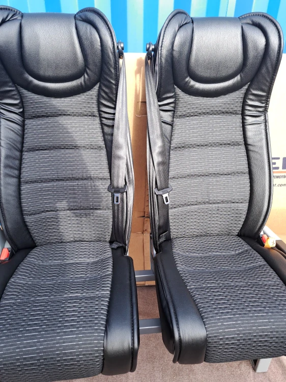 Sedadla Comfort 4036 - černá lesklá koženka + elegantní potah