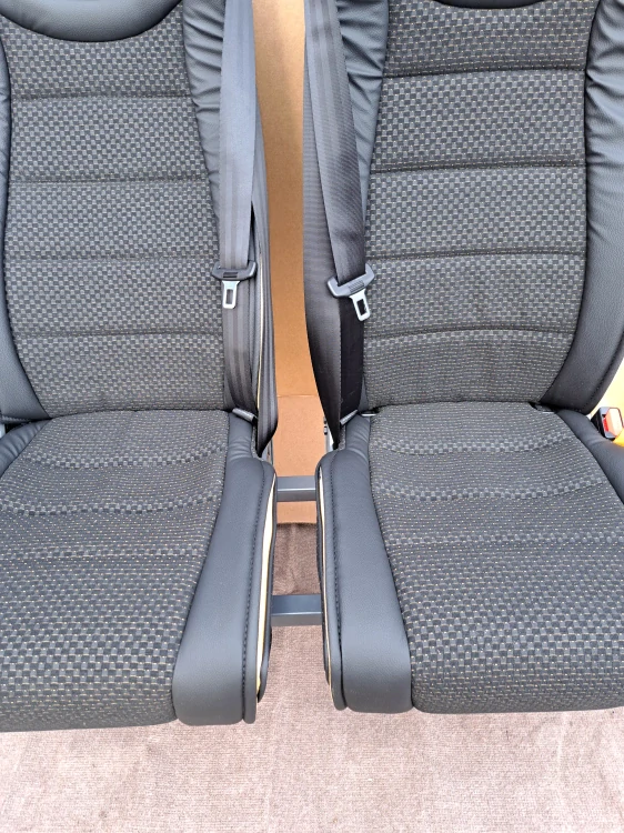 Sedadla Comfort 4036 - černá mat koženka X žlutá